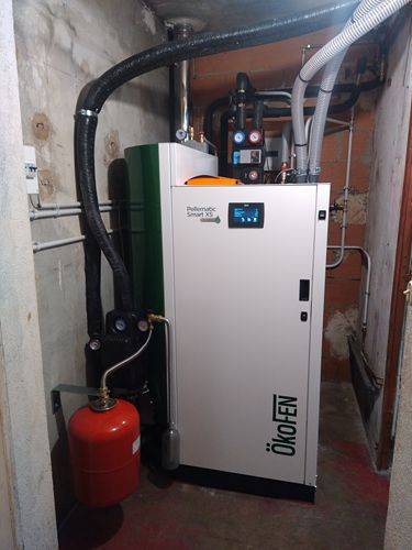 Installation d'une chaudière à granulés à condensation avec panneaux solaire Okofen à Cuers dans le Var